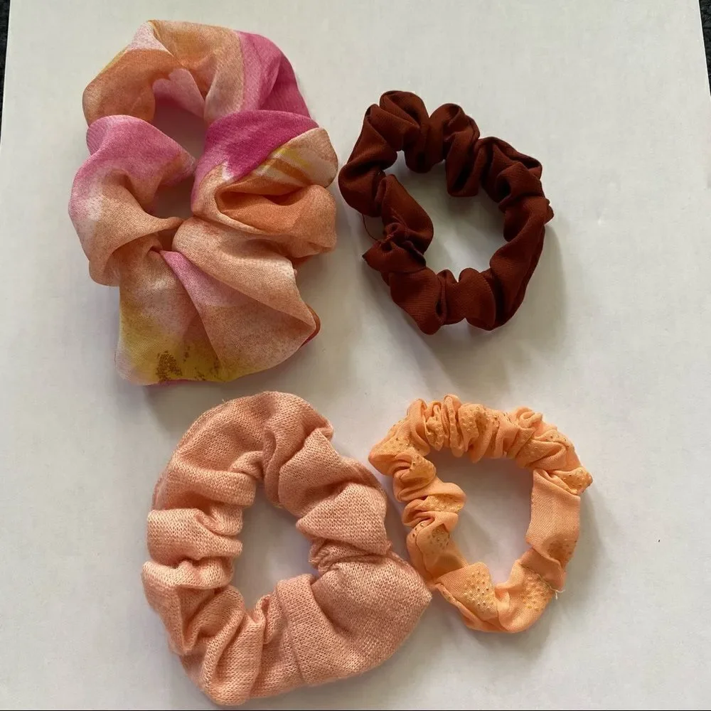 Set of 5 Hair Accessories - 1 Clip, 4 Scrunchies
